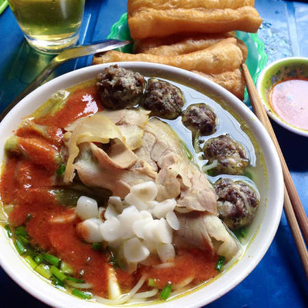 Bún bò Món ăn với nguyên liệu là bún, thịt bắp bò tươi ngon, giò, tiết lợn, nước dùng xương ngọt lịm cùng với hương thơm quyến rũ của sả, cay của ớt, chua của chanh, tươi mát của rau sống… chắc chắn sẽ hấp dẫn mọi thực khách. Một số địa chỉ bán bún bò ngon là: Quang Trung, Khâm Thiên, Ngã Tư Sở… với giá dao động từ 30.000 đến 50.000 đông một bát. Ảnh: Hàn Mỹ Giang.