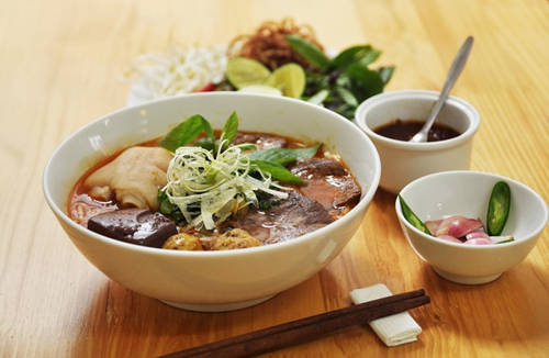 Bún mọc Bát bún gồm mọc làm từ thịt lợn xay nhuyễn nặn với nấm hương thái nhỏ, bún, nước dùng được chế biến tỉ mỉ, thịt chân giò, dọc mùng… Vị thơm của mọc, ngọt của nước dùng, thanh mát của bún và dọc mùng sẽ khiến thực khách dễ ăn, nhất là trong mùa hè nắng nóng. Một bát bún mọc thường có giá là 30.000 đồng. Một số địa chỉ để thực khách thưởng thức là: Bát Đàn, Đào Duy Từ, Hàng Lược…Ảnh: Tú Anh.