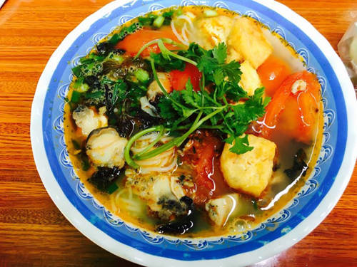 Bún ốc Bát bún luôn đầy đặn với những con ốc to tròn, béo ngậy, thịt bò, giò, đậu rán, rau thơm… “Linh hồn” của bún ốc chính là nước dùng ngọt ngào đậm đà từ nước ninh xương, hơi chua vị giấm cà chua tạo nên cảm giác thanh mát. Những địa chỉ bán bún ốc ngon là: Tây Hồ, Hàng Chai, Đội Cấn… với giá trung bình là 30.000 đồng một bát. Ảnh: Nguyễn Huệ.