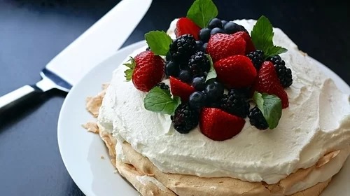 Bánh Pavlova là món ăn Australia tinh túy với vỏ trứng giòn và kem chanh