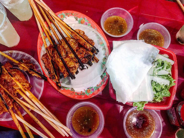 1. Thịt nướng cuốn bánh tráng: Những xiên thịt heo thơm phức, nóng hổi, tẩm ướp đậm đà từ lâu đã là món quà chiều được ưa chuộng của nhiều du khách khi đến Hội An. - @loohoang