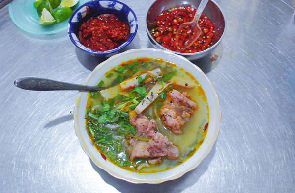 Tô bánh canh ở đây không quá lớn với những sợi bánh canh bột lọc trắng trong, giò heo ninh và chả cá, tuy nhiên khi ăn bạn sẽ cảm nhận được rõ ràng vị nước xương ngọt thanh, ngon đến khó chối từ. Quán chỉ bán từ 3h - 5h chiều.