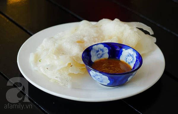 8. Bánh tráng đập: Bánh gồm 1 lớp bánh tráng ướt được kẹp giữa bởi 2 lớp bánh tráng khô. Khi ăn, dùng tay đập nhẹ lên bánh để bánh ướt và khô dính lại với nhau rồi chấm với hỗn hợp nguyên liệu nước mắm cái pha loãng với đường, thơm (dứa) băm nhuyễn, dầu và hành phi vừa tới. Bánh tráng đập chỉ vài ngàn một chiếc, hợp ăn chơi mà không sợ quá no trước bữa tối.  Theo