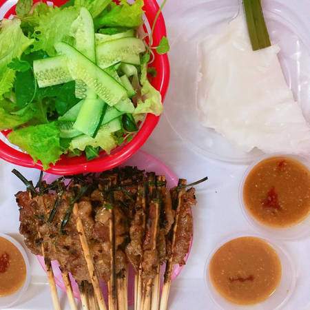 Món này thường được dọn kèm với bánh tráng, rau sống và nước chấm pha chế rất kì công. Bạn có thể ăn thịt nướng hoặc cuốn cùng bánh tráng, rau sống rồi ăn đều rất ngon. - @nyynyy.ngn