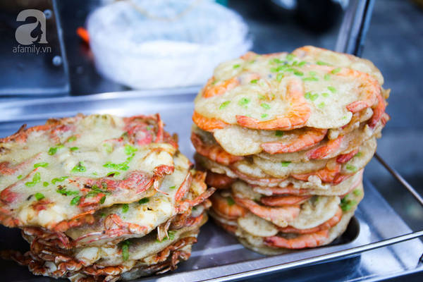 2. Bánh ghẹ xanh: Bánh ghẹ xanh là một món quà chiều khá quen thuộc với người dân Hội An. Món này này được làm từ hỗn hợp bột gạo, bột bắp và ghẹ xanh rồi chiên ngập trong dầu đến khi vàng ruộm.