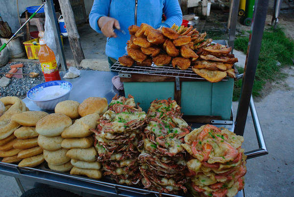 Bánh có độ giòn, thơm đặc trưng và được ăn cùng tương ớt. Bánh ghẹ xanh bán nhiều ở các xe đẩy gần biển, cùng bánh tôm và một số món bánh ăn chơi khác. Khi ăn bánh được cắt nhỏ, chấm tương ớt.