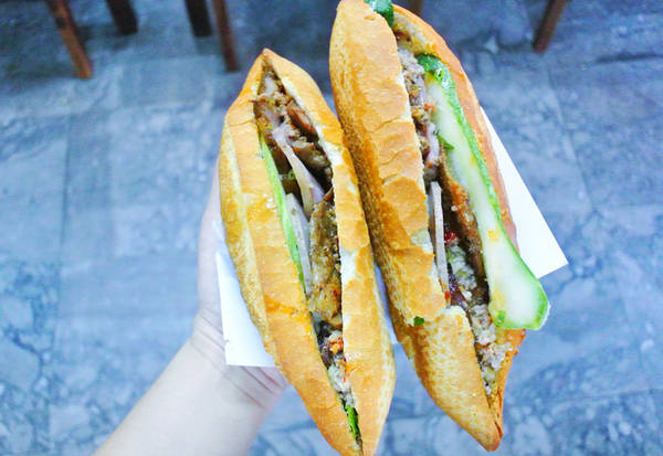 4. Bánh mì: Đến Hội An mà không ăn bánh mì thì sai lắm. Trong chiếc bánh mì Hội An với 20 ngàn, bạn sẽ bắt gặp đủ loại thịt, chả, jam bong, pate, sốt tự làm, ớt, các loại rau thơm làng Trà Quế. Nhưng dĩ nhiên quà chiều thì chỉ nên ăn nửa chiếc cùng bạn bè thôi, trừ khi bạn muốn ăn no.