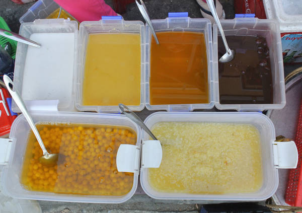 5: Chè Hội An: Chè Hội An khá đa dạng với đủ loại như chè bắp, chè đậu xanh, đậu đỏ, nào chè đậu ngự, nào xoa xoa.