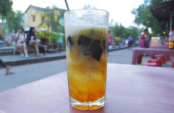 Chiều háo nước, tội gì mà không thưởng thức ngay một ly chè ngọt ngào, mát lịm. Trên trục đường Trần Phú có rất nhiều hàng chè, việc của bạn chỉ là chọn hàng ưng ý mà thôi!