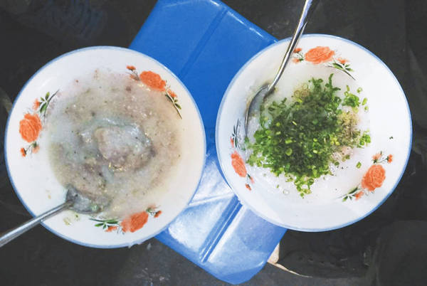Tô cháo sườn nóng hổi tại chợ Tân Định
