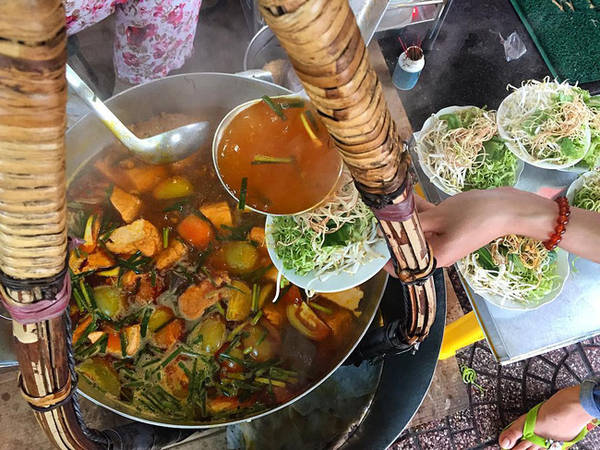Tô bún riêu cua đầy đặn tại Bến Thành