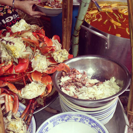 Bánh canh cua đầy thịt tại chợ Hòa Bình