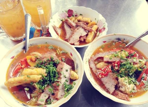 Bánh canh cua chợ Hòa Bình Sài Gòn