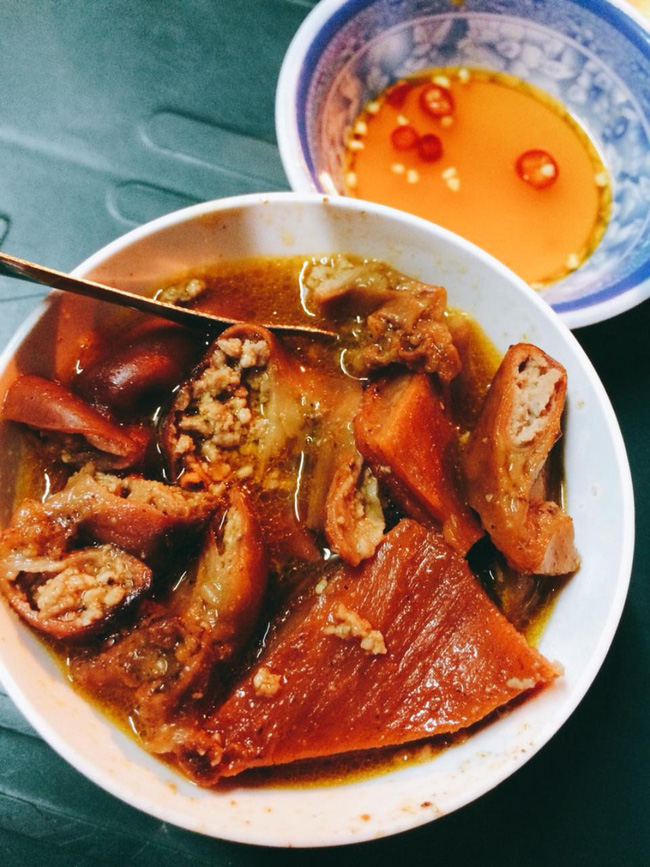 Chén phá lấu kèm bánh mì tại chợ Xóm Chiếu