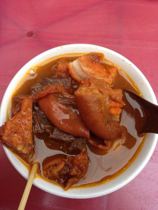 Phá lấu cô Oanh chợ Xóm Chiếu