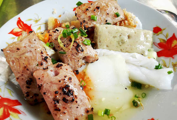 Bánh nậm và bánh bột lọc tại quán ăn Sài Gòn