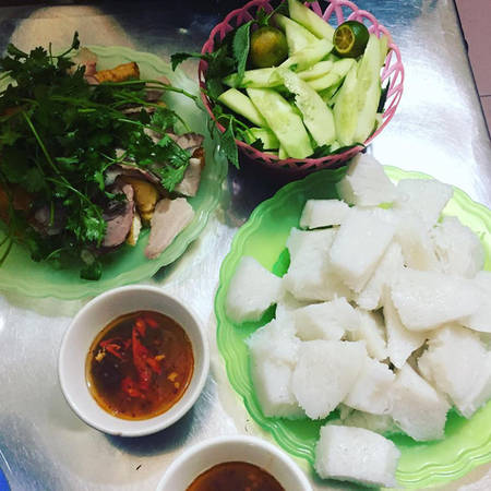 Quán bún đậu cô Tuyến có không gian nhỏ, hẹp nhưng nổi tiếng trong ngõ Hàng Khay. Một suất gồm đậu, chả cốm, thịt chân giò luộc với giá 45.000 đồng. Phần được khách thích nhất là đậu rán giòn, thịt chân giò chắc, thơm nhờ được bó chặt trước khi luộc. Quán đông nhưng nhân viên phục vụ nhiệt tình và nhanh nhẹn. Bạn sẽ phải gửi xe ở đầu ngõ với giá 10.000 đồng (xe máy). Quán bán từ 10h sáng tới khoảng 2h chiều. Ảnh: Minh Nguyệt.