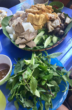 Cùng nằm trong ngõ Hàng Khay, quán bún đậu Nhà Hầm cũng rất được lòng thực khách. Vẫn đậu rán giòn, thịt chân giò, chả cốm, nem nhưng quán làm thực khách nhớ mãi bởi bún ở đây là bún hến, chứ không phải bún lá cắt miếng. Điểm cộng nữa là quán sạch sẽ, có điều hòa, wifi miễn phí, không mất tiền gửi xe và giá một suất đầy đủ là 40.000 đồng. Ảnh: Vũ Hải Anh.