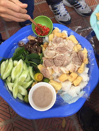 Tại quán bún đậu Phan Phù Tiên ở Cát Linh, đậu không rán sẵn mà có khách mới làm để đảm bảo độ nóng, giòn. Điểm tạo nên sự khác biệt của quán nữa là món lưỡi lợn và chả cua ăn kèm. Một suất bún đậu đầy đủ có giá 80.000 đồng. Ảnh: Vi Cao.
