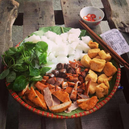 Bún đậu Đoàn Trần Nghiệp nằm ngay ở khu tập trung nhiều văn phòng nên rất đông đúc vào giờ trưa. Đậu phụ được rán vàng nhưng vẫn mềm, béo bên trong. Ngoài ra, lòng rán và chả cốm ăn kèm cũng rất ngon. Quán thường mở cửa từ 10h đến 2h chiều. Một suất bún đậu mắm tôm có giá dao động từ 20.000 đến 40.000 đồng. Ảnh: Tuyết Mai.