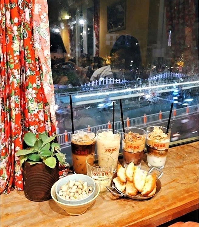 Bàn ghế gỗ tại Xô Bồ coffee