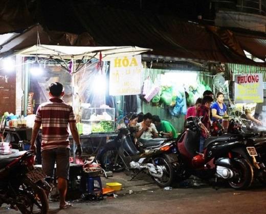 Khu ăn uống Cô Giang tấp nập về đêm trong hẻm ăn vặt Sài Gòn