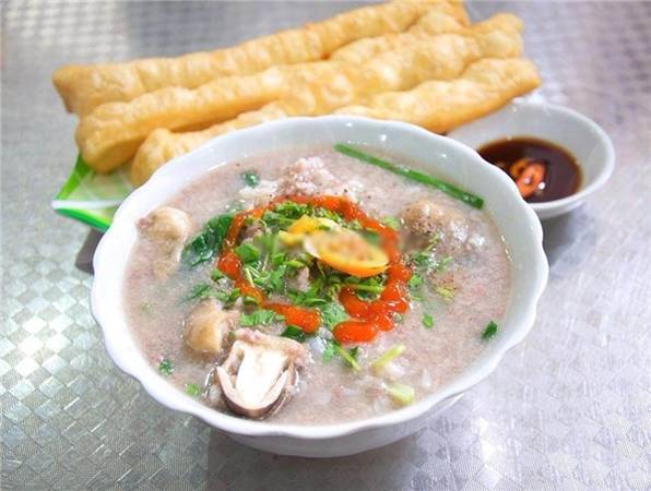 Cháo Tiều nóng hổi trong hẻm ăn vặt Sài Gòn