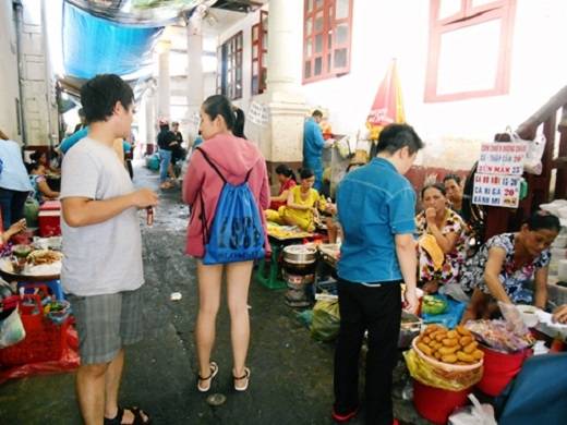 Một góc hẻm ăn vặt Sài Gòn 284 Lê Văn Sỹ