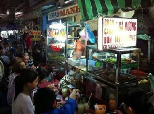 Hẻm ăn vặt Sài Gòn 284 Lê Văn Sỹ đông khách mỗi ngày