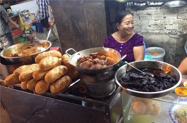 Hẻm ăn vặt Sài Gòn Xóm Chiếu vừa ngon vừa rẻ