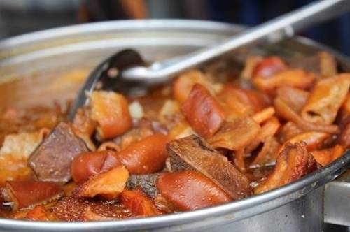 Nồi phá lấu đỏ rực trong hẻm ăn vặt Sài Gòn Xóm Chiếu