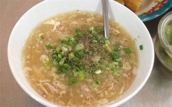 Súp cua nóng hổi tại hẻm ăn vặt Sài Gòn