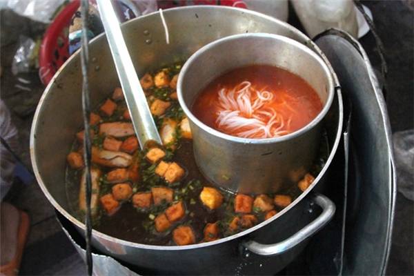 Gánh bún hấp dẫn trong hẻm ăn vặt Sài Gòn Hai Bà Trưng