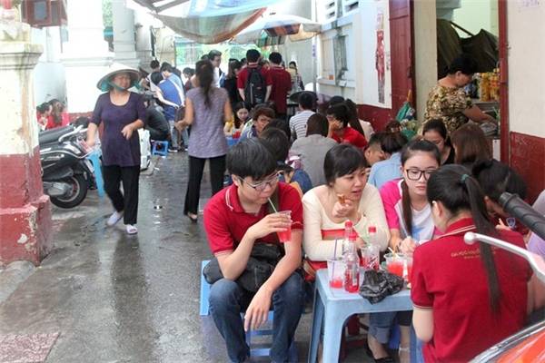 Bàn ghế ăn tại chỗ cuối hẻm ăn vặt Sài Gòn