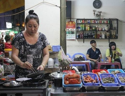 Hàng ốc giá rẻ trong hẻm Cao Thắng. (Ảnh: Internet)