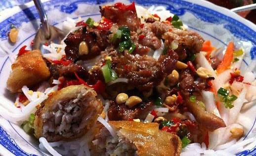 Nơi đây cũng khá nổi tiếng với những món ăn gốc Huế. (Ảnh: Internet)