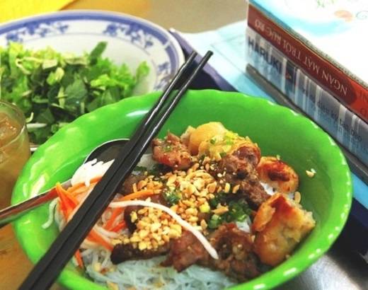 ... đến bún thịt nướng đầy ụ nhưng giá cả rất phải chăng. (Ảnh: Internet)... đến bún thịt nướng đầy ụ nhưng giá cả rất phải chăng. (Ảnh: Internet)