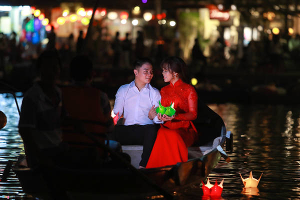 Thả hoa đăng trên sông Hoài: Khung cảnh phố cổ Hội An càng trở nên hấp dẫn vào buổi tối, đó là thời điểm hàng ngàn chiếc đèn lồng được thắp sáng. Vào dịp mùng 1 và 15 Âm lịch hàng tháng, du khách có thể tham gia thả hoa đăng trên sông Hoài. Mặt sông phẳng lặng, yên tĩnh bỗng sáng bừng với hàng trăm chiếc đèn hoa đăng lấp lánh. Hiện nay, hoa đăng vẫn có bán cả ngày thường, nên bạn có thể mua và thả xuống kèm gửi gắm những ước nguyện của mình. Ảnh: Hải An - Minh Hoàng.