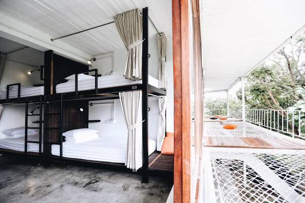 Phòng dorm có view tại 88 Hilltop Hostel Phú Quốc