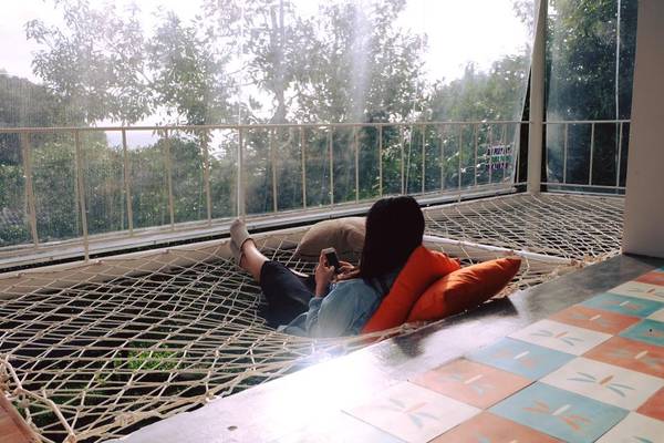 View ngắm mặt trời lặn từ 88 Hilltop Hostel Phú Quốc