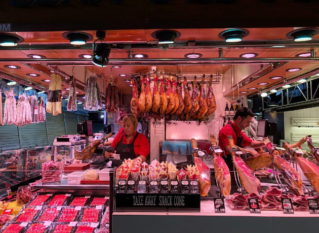 La Boqueria Barcelona - chợ ẩm thực thế giới với thịt heo muối và phô mai La Boqueria Barcelona - chợ ẩm thực thế giới với thịt heo muối và phô mai