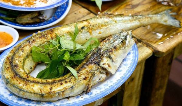 Đặc sản Nam Du cá xương xanh nướng bẹ chuối