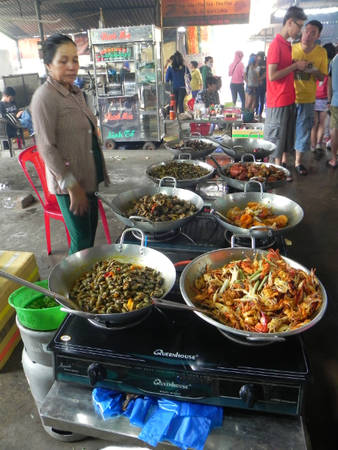 Món hải sản chế biến sẵn tại chợ Hàng Dương