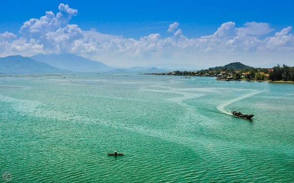 Đầm Cầu Hai: Không nổi tiếng như đầm Chuồn hay đầm Lập An, đầm Cầu Hai nép mình bên trục đường quốc lộ 1A, chạy dài từ Cầu Hai về đến chân đèo Phú Gia. Đầm Cầu Hai mênh mông như biển, hứng nước từ các con sông ở Thừa Thiên Huế nên chuyển từ ngọt sang lợ vào mùa khô.