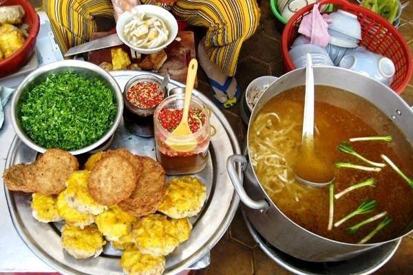 Đến Phan Thiết mà bỏ qua tô bánh canh thơm nước dùng, với những miếng chả cá thơm lựng, tươi dai thì thật thiếu sót. Món này được ăn nhiều vào buổi sáng và chiều tối, giá 20.000 đồng một tô. Bạn có thể dễ dàng tìm thấy món này ở khắp nơi, tham khảo một vài địa điểm như quán Bà Lý số 556 Trần Hưng Đạo, ngã tư Cao Thắng - Thủ Khoa Huân, bánh canh cô Yến trên đường Thủ Khoa Huân gần nhà thờ Thanh Hải. Các hàng bán bánh canh thường có thêm bánh mì trứng, xíu mại và chả cá.