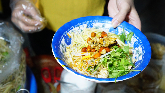 Mì hến  Thay vì cơm, bạn có thể thay đổi khẩu vị bằng mì hến. Thành phần của món ăn cũng tương tự như cơm hến. Món ăn còn được phục vụ kèm một chén nước hến nóng hổi. Giá của một tô mì hến cũng từ 20.000 đồng.  Địa chỉ gợi ý: khu ẩm thực dưới chân cầu Tràng Tiền, đường Vĩnh Lộc, Trần Phú, Hàn Mặc Tử.