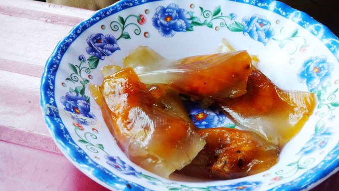 Bánh lọc gói lá chuối  Nếu bánh bột lọc trần hấp dẫn bởi vị thơm của mỡ hành, ớt tươi thì bánh lọc gói là sự hài hoà của bánh hấp với vị ngon ẩn bên trong. Món ăn còn thích hợp để mua về làm quà, vì thuận tiện để đóng gói và vận chuyển xa mà không bị giảm hương vị.  Địa chỉ gợi ý: Các con đường chuyên bán bánh lọc như Võ Thị Sáu, Lê Thánh Tôn, Phạm Hồng Thái, Trương Định, Nguyễn Huệ…hoặc các gánh hàng rong ban chiều gần cầu Tràng Tiền.