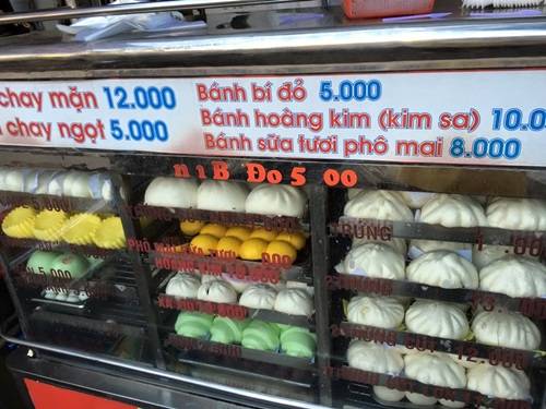 Cách nạp năng lượng khác nhanh, gọn, lẹ khi mắc mưa là tấp vào hàng bánh bao ven đường. Chiếc bánh bao nhân thịt nóng hổi sẽ giúp bạn lấp đầy dạ dày ngay tức khắc. Bánh bao Sài Gòn rất đa dạng, nhất là ở khu người Hoa, quận 5 với giá cả 5.000 - 25.000 đồng tùy loại.
