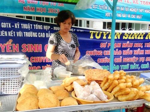 Bánh tiêu chiên béo béo, thơm mùi mè là lựa chọn số 1 cho những ngày se se lạnh. Được chiên ngập dầu nhưng nếu kết hợp món này với sữa đậu nành nóng, bánh tiêu lại không gây cảm giác ngán.