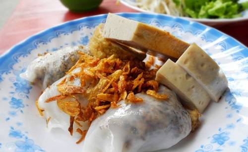 Bánh cuốn thường dễ làm lạnh bụng nhưng loại ăn nóng thì hoàn toàn ngược lại. Món này chỉ chế biến khi có khách đến ăn nên lúc thưởng thức, đĩa bánh cuốn đầy mộc nhĩ và thịt luôn nóng hổi. Bánh cuốn thường được ăn với chả lụa, rau, giá luộc... Một đĩa bánh có thể đủ năng lượng cho cả buổi tối khó chịu vì thời tiết. Ảnh: saigonamthuc